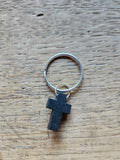 Sleutelhanger met klein zwart kruisje
