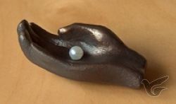 Beeld; parel in hand 10cm brons