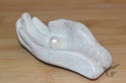 Beeld; parel in hand 10cm ivoor