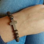 Armband - houten kralen/kruisje - bruin