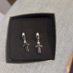 Zilveren oorbellen ringetje met kruisje