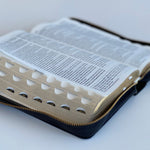 Bijbel (HSV) met psalmen – zwart leer met goudsnee, rits en duimgrepen - met koker